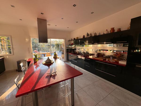 Roquevaire (13360) Gemenos Belle villa de plain pied avec piscine et maison secondaire