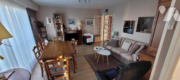 CROZON - centre ville - Appartement T3 en bon état et composé d'une cuisine aménagée et équipée...