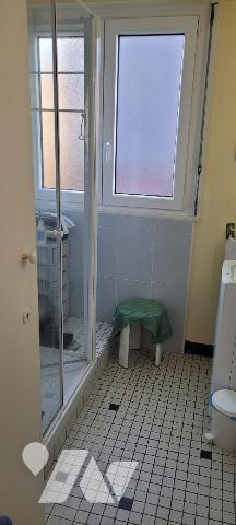 CROZON - centre ville - Appartement T3 en bon état et composé d'une cuisine aménagée et équipée...