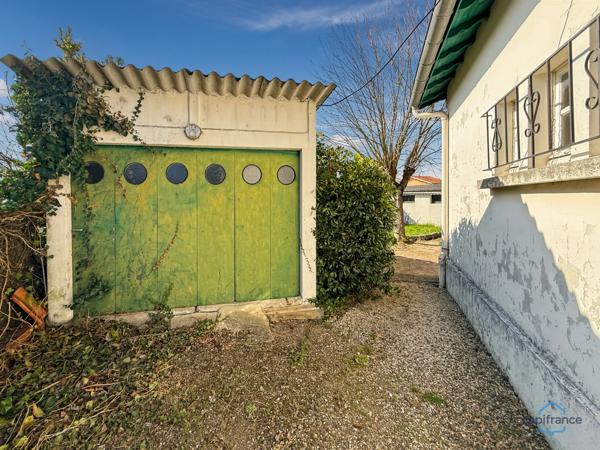 Dpt Landes (40), à vendre AIRE SUR L'ADOUR maison T4 de 96 m² habitables à révover + garage sur 620 m² de terrain, au calme
