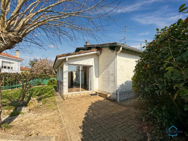 Dpt Landes (40), à vendre AIRE SUR L'ADOUR maison T4 de 96 m² habitables à révover + garage sur 620 m² de terrain, au calme