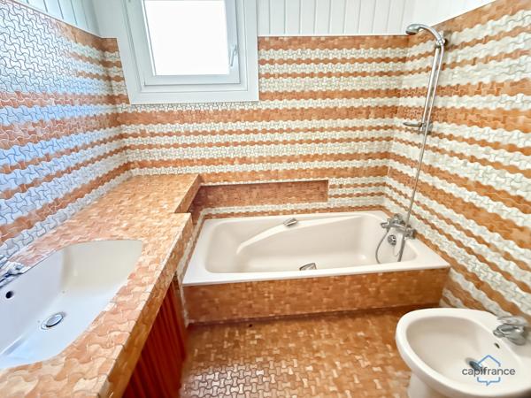 Dpt Landes (40), à vendre AIRE SUR L'ADOUR maison T4 de 96 m² habitables à révover + garage sur 620 m² de terrain, au calme