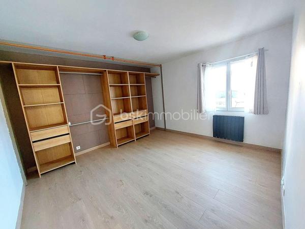 SPÉCIAL INVESTISSEUR – APPARTEMENT VENDU LOUÉ À CHAMPIGNY-SUR-YONNE
À découvrir sans tarder : appartement de 78 m² vendu loué, idéal pour un investissement locatif sécurisé avec rentabilité immédiate.
Situé à Champigny-sur-Yonne, ce bien offre un cadre agréable à proximité des commodités et de la gare SNCF
Descriptif du bien :

• Grand séjour lumineux de 41 m² avec cuisine aménagée, offrant un bel espace de vie convivial et moderne.

• Deux chambres :

- Une chambre de 12 m²
- Une chambre de 10 m²

• Jardin privatif agréable pour profiter des beaux jours.
• Terrasse attenante idéale pour les repas en extérieur et moments de détente.

• Interphone.
• Place de parking privative.

• Bien actuellement loué 820 € charges comprises.
• 80 € de charges de copropriété.
• 20 € de taxe d’ordures ménagères.

Prix de vente : 132 000 €

Ce bien représente une excellente opportunité pour investisseurs recherchant un placement avec locataire en place et revenus immédiats.