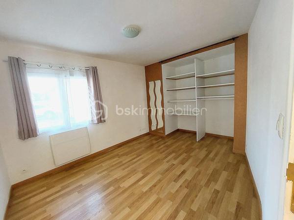 SPÉCIAL INVESTISSEUR – APPARTEMENT VENDU LOUÉ À CHAMPIGNY-SUR-YONNE
À découvrir sans tarder : appartement de 78 m² vendu loué, idéal pour un investissement locatif sécurisé avec rentabilité immédiate.
Situé à Champigny-sur-Yonne, ce bien offre un cadre agréable à proximité des commodités et de la gare SNCF
Descriptif du bien :

• Grand séjour lumineux de 41 m² avec cuisine aménagée, offrant un bel espace de vie convivial et moderne.

• Deux chambres :

- Une chambre de 12 m²
- Une chambre de 10 m²

• Jardin privatif agréable pour profiter des beaux jours.
• Terrasse attenante idéale pour les repas en extérieur et moments de détente.

• Interphone.
• Place de parking privative.

• Bien actuellement loué 820 € charges comprises.
• 80 € de charges de copropriété.
• 20 € de taxe d’ordures ménagères.

Prix de vente : 132 000 €

Ce bien représente une excellente opportunité pour investisseurs recherchant un placement avec locataire en place et revenus immédiats.