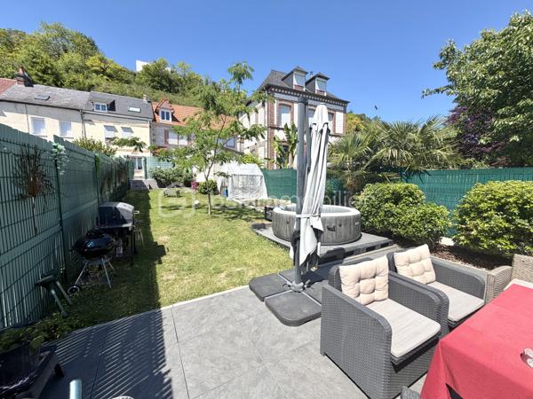Visite vidéo disponible sur
- ma chaîne YT : Grégory Talbot IMMOBILIER (playlist : Visites filmées)
- FB : Grégory Talbot Immobilier (album : Visites vidéo)
- et sur mon IG : L'immobilier en Normandie (onglet : Réels)

Sur la commune de Freneuse 76410, limitrophe Saint-Aubin-lès-Elbeuf, 
En retrait de la route, dans une impasse au calme, 
À quelques petites minutes de l'autoroute A13 et du centre commercial de Tourville-la-Rivière, 
À deux pas des balades en bord de Seine et du port de plaisance, 

Installez-vous dans cette charmante maison sans aucun travaux à prévoir ! 

- Au rez-de-chaussée vous trouverez la cuisine meublée sur espace de vie; 
- Au premier étage : salle de bain avec wc et un salon qui peut se transformer en chambre éventuellement; 
- Au second : une chambre et un dressing ou chambre bébé ou bureau. 

La maison est actuellement en configuration une chambre mais pourrait potentiellement en contenir trois. 
Visualisez la vidéo pour vous rendre compte. 

À l'extérieur profitez d'un agréable jardin idéalement exposé, d'une place de stationnement devant la maison mais également d'une dépendance avec une cuisine d'été et un grand garage avec espace atelier. 

Ne tardez pas !
