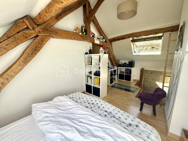 Visite vidéo disponible sur
- ma chaîne YT : Grégory Talbot IMMOBILIER (playlist : Visites filmées)
- FB : Grégory Talbot Immobilier (album : Visites vidéo)
- et sur mon IG : L'immobilier en Normandie (onglet : Réels)

Sur la commune de Freneuse 76410, limitrophe Saint-Aubin-lès-Elbeuf, 
En retrait de la route, dans une impasse au calme, 
À quelques petites minutes de l'autoroute A13 et du centre commercial de Tourville-la-Rivière, 
À deux pas des balades en bord de Seine et du port de plaisance, 

Installez-vous dans cette charmante maison sans aucun travaux à prévoir ! 

- Au rez-de-chaussée vous trouverez la cuisine meublée sur espace de vie; 
- Au premier étage : salle de bain avec wc et un salon qui peut se transformer en chambre éventuellement; 
- Au second : une chambre et un dressing ou chambre bébé ou bureau. 

La maison est actuellement en configuration une chambre mais pourrait potentiellement en contenir trois. 
Visualisez la vidéo pour vous rendre compte. 

À l'extérieur profitez d'un agréable jardin idéalement exposé, d'une place de stationnement devant la maison mais également d'une dépendance avec une cuisine d'été et un grand garage avec espace atelier. 

Ne tardez pas !
