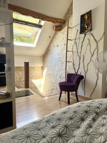 Visite vidéo disponible sur
- ma chaîne YT : Grégory Talbot IMMOBILIER (playlist : Visites filmées)
- FB : Grégory Talbot Immobilier (album : Visites vidéo)
- et sur mon IG : L'immobilier en Normandie (onglet : Réels)

Sur la commune de Freneuse 76410, limitrophe Saint-Aubin-lès-Elbeuf, 
En retrait de la route, dans une impasse au calme, 
À quelques petites minutes de l'autoroute A13 et du centre commercial de Tourville-la-Rivière, 
À deux pas des balades en bord de Seine et du port de plaisance, 

Installez-vous dans cette charmante maison sans aucun travaux à prévoir ! 

- Au rez-de-chaussée vous trouverez la cuisine meublée sur espace de vie; 
- Au premier étage : salle de bain avec wc et un salon qui peut se transformer en chambre éventuellement; 
- Au second : une chambre et un dressing ou chambre bébé ou bureau. 

La maison est actuellement en configuration une chambre mais pourrait potentiellement en contenir trois. 
Visualisez la vidéo pour vous rendre compte. 

À l'extérieur profitez d'un agréable jardin idéalement exposé, d'une place de stationnement devant la maison mais également d'une dépendance avec une cuisine d'été et un grand garage avec espace atelier. 

Ne tardez pas !