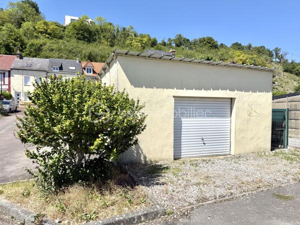 Visite vidéo disponible sur
- ma chaîne YT : Grégory Talbot IMMOBILIER (playlist : Visites filmées)
- FB : Grégory Talbot Immobilier (album : Visites vidéo)
- et sur mon IG : L'immobilier en Normandie (onglet : Réels)

Sur la commune de Freneuse 76410, limitrophe Saint-Aubin-lès-Elbeuf, 
En retrait de la route, dans une impasse au calme, 
À quelques petites minutes de l'autoroute A13 et du centre commercial de Tourville-la-Rivière, 
À deux pas des balades en bord de Seine et du port de plaisance, 

Installez-vous dans cette charmante maison sans aucun travaux à prévoir ! 

- Au rez-de-chaussée vous trouverez la cuisine meublée sur espace de vie; 
- Au premier étage : salle de bain avec wc et un salon qui peut se transformer en chambre éventuellement; 
- Au second : une chambre et un dressing ou chambre bébé ou bureau. 

La maison est actuellement en configuration une chambre mais pourrait potentiellement en contenir trois. 
Visualisez la vidéo pour vous rendre compte. 

À l'extérieur profitez d'un agréable jardin idéalement exposé, d'une place de stationnement devant la maison mais également d'une dépendance avec une cuisine d'été et un grand garage avec espace atelier. 

Ne tardez pas !
