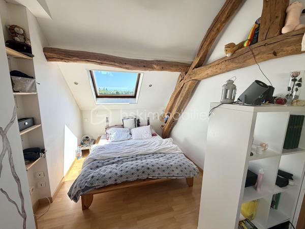 Visite vidéo disponible sur
- ma chaîne YT : Grégory Talbot IMMOBILIER (playlist : Visites filmées)
- FB : Grégory Talbot Immobilier (album : Visites vidéo)
- et sur mon IG : L'immobilier en Normandie (onglet : Réels)

Sur la commune de Freneuse 76410, limitrophe Saint-Aubin-lès-Elbeuf, 
En retrait de la route, dans une impasse au calme, 
À quelques petites minutes de l'autoroute A13 et du centre commercial de Tourville-la-Rivière, 
À deux pas des balades en bord de Seine et du port de plaisance, 

Installez-vous dans cette charmante maison sans aucun travaux à prévoir ! 

- Au rez-de-chaussée vous trouverez la cuisine meublée sur espace de vie; 
- Au premier étage : salle de bain avec wc et un salon qui peut se transformer en chambre éventuellement; 
- Au second : une chambre et un dressing ou chambre bébé ou bureau. 

La maison est actuellement en configuration une chambre mais pourrait potentiellement en contenir trois. 
Visualisez la vidéo pour vous rendre compte. 

À l'extérieur profitez d'un agréable jardin idéalement exposé, d'une place de stationnement devant la maison mais également d'une dépendance avec une cuisine d'été et un grand garage avec espace atelier. 

Ne tardez pas !
