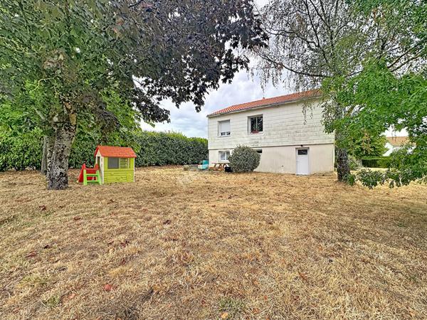 Maison familiale à vendre à Liré - 4 chambres, garage et grand jardin