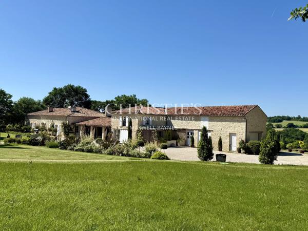 Une belle propriété de style chartreuse offrant une vue imprenable sur la campagne du Gers