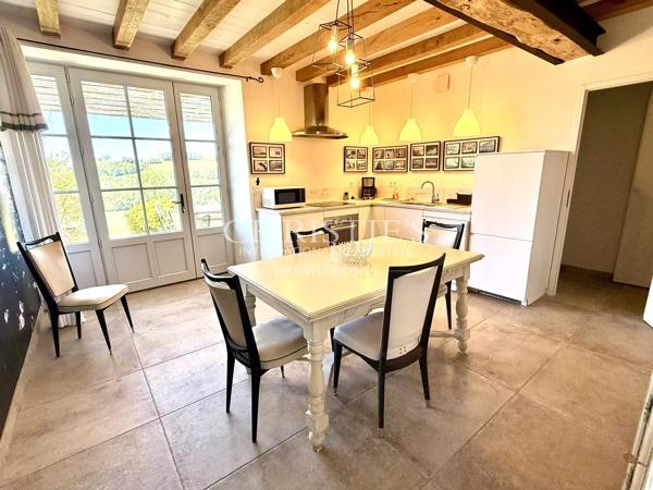Une belle propriété de style chartreuse offrant une vue imprenable sur la campagne du Gers