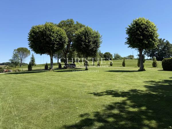 Une belle propriété de style chartreuse offrant une vue imprenable sur la campagne du Gers
