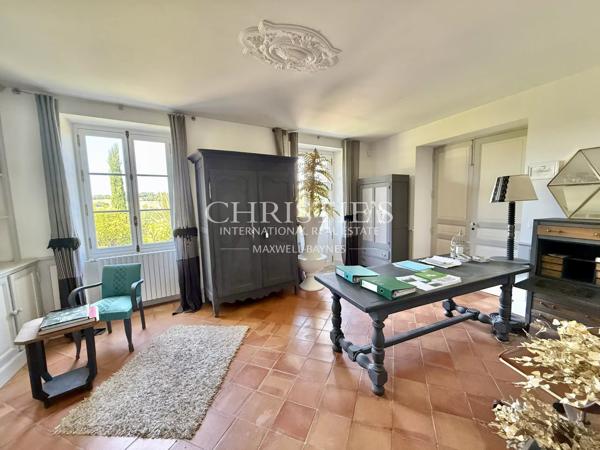 Une belle propriété de style chartreuse offrant une vue imprenable sur la campagne du Gers