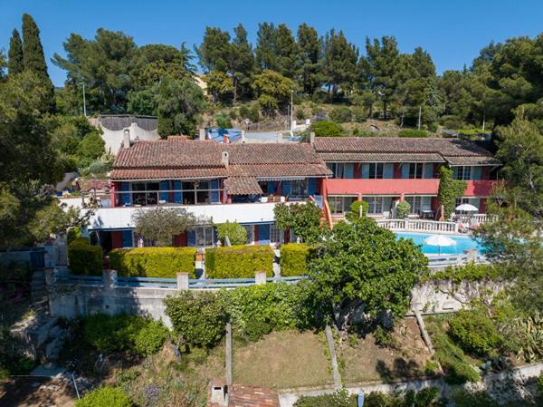 COUP DE COEUR BORMES Superbe  Propriété 360 m2 /2155m²  piscine garages parkings