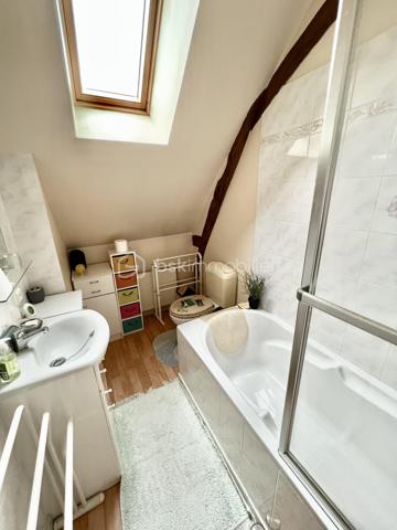Je vous propose à la vente cette belle Longère en pierres, restaurée avec plusieurs bâtiments annexes offrant de multiples possibilités d'aménagements selon vos projets : ex -> maison principale avec maison d'hôtes, gîte, ... sur belle parcelle terrain de 5000 m2 environ.

Nichée dans le charmant village de Noyen sur Sarthe avec toutes ses commodités, cette propriété est composée : 
* Maison principale de 108 m2 : 
Au rez-de-chaussée : 
- Cuisine aménagée et équipée de 16 m2,
- espaces salon & salle à manger carrelée de 55 m2 (les deux espaces ouverts),
- arrière cuisine,
- salle de bain,
- wc,
- grande cave.
A l'étage : 
- grand palier,
- deux belles chambres avec de beaux volumes,
- salle de bain et wc.

* Bâtiments annexes : 
- Un grand garage dalle béton avec portes sectionnelles motorisées : pouvant loger au minimum deux véhicules, avec un accès grenier sur toute la surface au sol,
- Une pièce attenante à ce garage aménagée aujourd'hui en cuisine d'été (meubles, cuisinière, évier, placards),
- un hangar fermé avec belle hauteur sous plafond : aujourd'hui utilisé pour hiverner le camping car et tracteur,
- un hangar ouvert sur l'avant,
- ainsi qu'une belle bâtisse indépendante (en pierres et tuiles plates) : permettant libres choix pour projets d'aménagements notamment maison d'hôtes ou gîte, ...

A l'extérieur : 
- Vous profiterez d'un cadre exceptionnel, une parcelle terrain d'env 5000 m2, plane, arborée d'arbres fruitiers,
- Voisinage calme : deux voisins avant le village de Noyen,
- Puits de 12 mètres environ,
- Un parking gravillonné pouvant accueillir de nombreux véhicules,
- Fibre.

Côté chauffage et prestations : 
- pompe à chaleur A/E en relève de chaudière,
- menuiseries double vitrage,
- volets roulants motorisés IO,
- Portail électrique,
- Grand store banne motorisé,
- Domotique.

Commodités sur Noyen sur Sarthe : 
- Gare : retrouver la ville du Mans ou autres destinations,
- Ecole,
- Commerçants de bouche, Carrefour, frais malin, boulangers, ...
- Médecins, infirmières, ...

Cadre "vert" : Qu'il s'agisse de randonnées pédestres ou à vélo, il y a beaucoup d'endroits à voir et à visiter autour de Noyen-sur-Sarthe. 

Taxe foncière : 1100 euros.