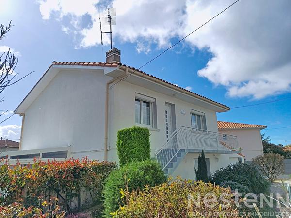 Maison à vendre à Saujon, centre ville à 10 mn à pied, comprenant 5 pièces,120m² avec jardin,garage et veranda. fermé.