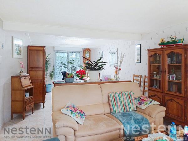 Maison à vendre à Saujon, centre ville à 10 mn à pied, comprenant 5 pièces,120m² avec jardin,garage et veranda. fermé.