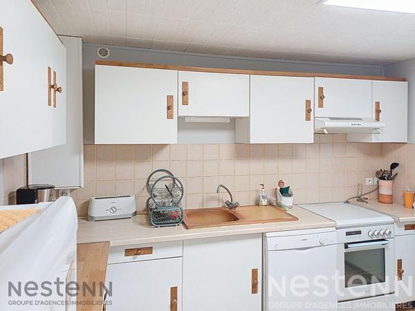 Maison à vendre à Saujon, centre ville à 10 mn à pied, comprenant 5 pièces,120m² avec jardin,garage et veranda. fermé.