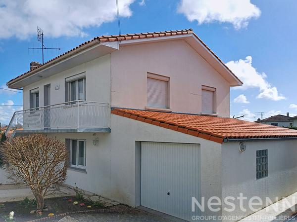 Maison à vendre à Saujon, centre ville à 10 mn à pied, comprenant 5 pièces,120m² avec jardin,garage et veranda. fermé.