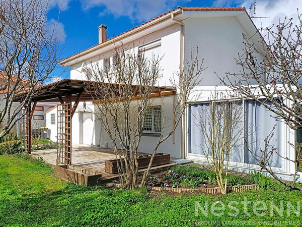 Maison à vendre à Saujon, centre ville à 10 mn à pied, comprenant 5 pièces,120m² avec jardin,garage et veranda. fermé.