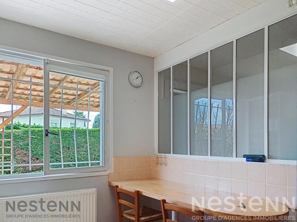 Maison à vendre à Saujon, centre ville à 10 mn à pied, comprenant 5 pièces,120m² avec jardin,garage et veranda. fermé.