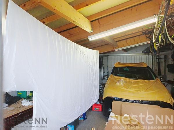 Maison à vendre à Saujon, centre ville à 10 mn à pied, comprenant 5 pièces,120m² avec jardin,garage et veranda. fermé.