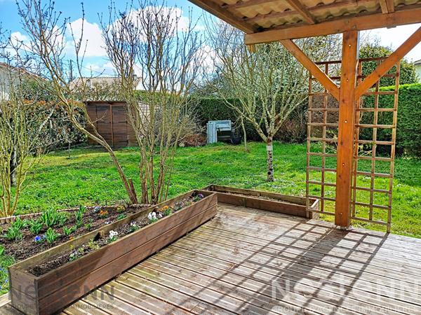 Maison à vendre à Saujon, centre ville à 10 mn à pied, comprenant 5 pièces,120m² avec jardin,garage et veranda. fermé.