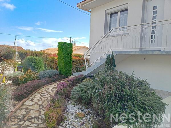 Maison à vendre à Saujon, centre ville à 10 mn à pied, comprenant 5 pièces,120m² avec jardin,garage et veranda. fermé.