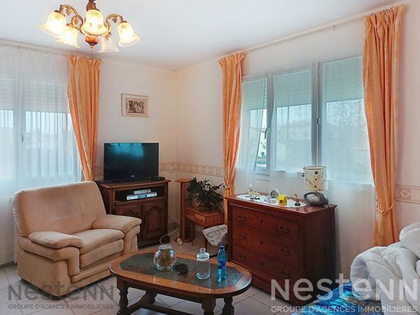 Maison à vendre à Saujon, centre ville à 10 mn à pied, comprenant 5 pièces,120m² avec jardin,garage et veranda. fermé.