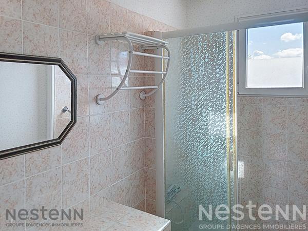 Maison à vendre à Saujon, centre ville à 10 mn à pied, comprenant 5 pièces,120m² avec jardin,garage et veranda. fermé.