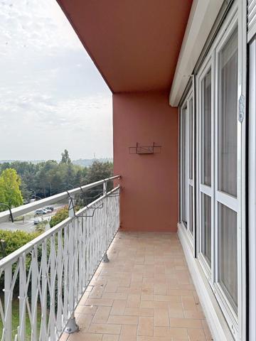 appartement avec une grande pièce de vie