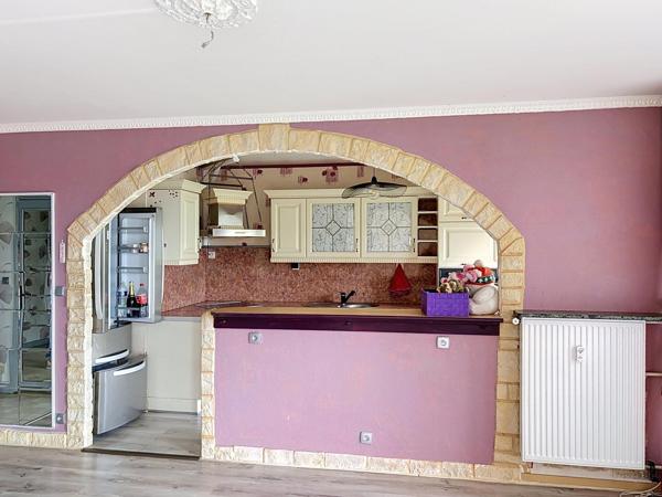 appartement avec une grande pièce de vie