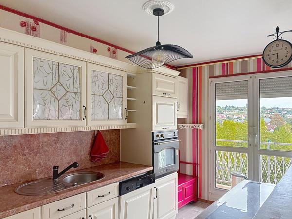 appartement avec une grande pièce de vie