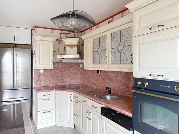 appartement avec une grande pièce de vie