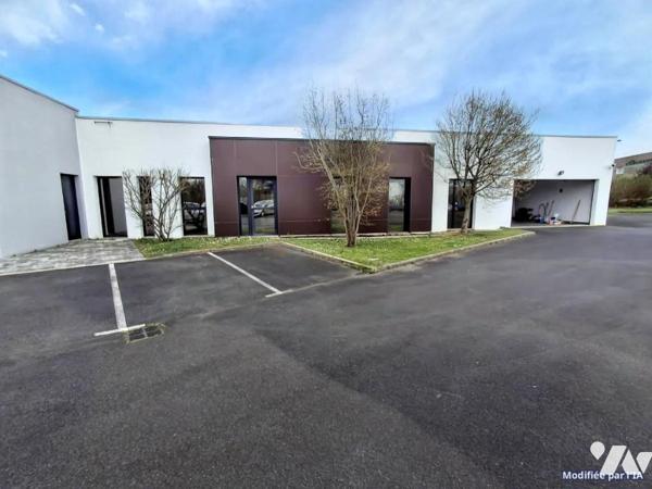 Couêron Les Hauts, dans un ensemble immobilier, local à usage de bureaux de 396 m2 de plain-pied