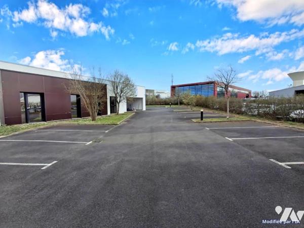 Couêron Les Hauts, dans un ensemble immobilier, local à usage de bureaux de 396 m2 de plain-pied