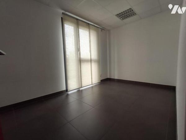 Couêron Les Hauts, dans un ensemble immobilier, local à usage de bureaux de 396 m2 de plain-pied