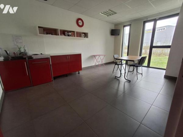 Couêron Les Hauts, dans un ensemble immobilier, local à usage de bureaux de 396 m2 de plain-pied