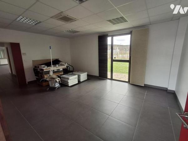 Couêron Les Hauts, dans un ensemble immobilier, local à usage de bureaux de 396 m2 de plain-pied