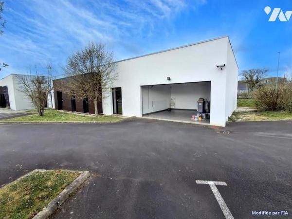 Couêron Les Hauts, dans un ensemble immobilier, local à usage de bureaux de 396 m2 de plain-pied