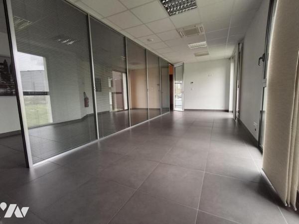 Couêron Les Hauts, dans un ensemble immobilier, local à usage de bureaux de 396 m2 de plain-pied