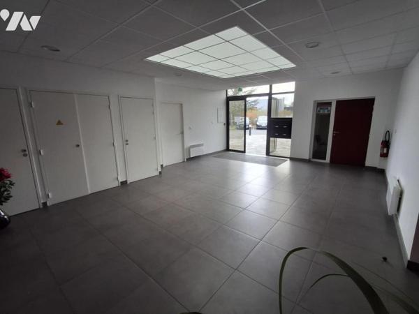 Couêron Les Hauts, dans un ensemble immobilier, local à usage de bureaux de 396 m2 de plain-pied