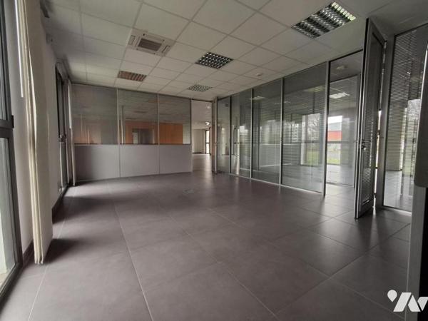 Couêron Les Hauts, dans un ensemble immobilier, local à usage de bureaux de 396 m2 de plain-pied