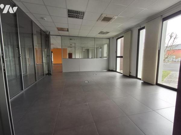 Couêron Les Hauts, dans un ensemble immobilier, local à usage de bureaux de 396 m2 de plain-pied