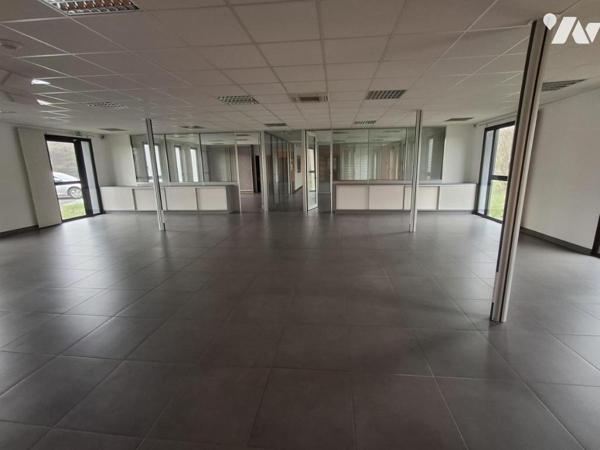 Couêron Les Hauts, dans un ensemble immobilier, local à usage de bureaux de 396 m2 de plain-pied