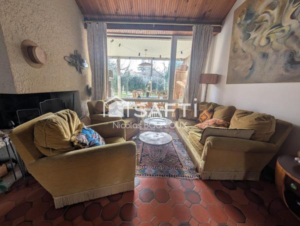 maison d'architecte de 1970 , chaleureuse très familiale et conviviale ouverte avec véranda sur terrasse et jardin intime