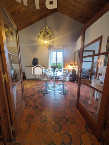 maison d'architecte de 1970 , chaleureuse très familiale et conviviale ouverte avec véranda sur terrasse et jardin intime