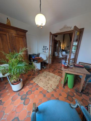 maison d'architecte de 1970 , chaleureuse très familiale et conviviale ouverte avec véranda sur terrasse et jardin intime