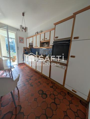 maison d'architecte de 1970 , chaleureuse très familiale et conviviale ouverte avec véranda sur terrasse et jardin intime